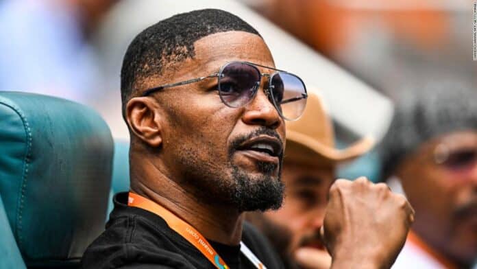 Jamie Foxx sigue hospitalizado casi una semana tras una “complicación médica