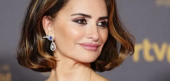 El espectacular look de Penélope Cruz en los Premios Goya 2024: un vestido bordado de flores y el corte bob que mejor sienta