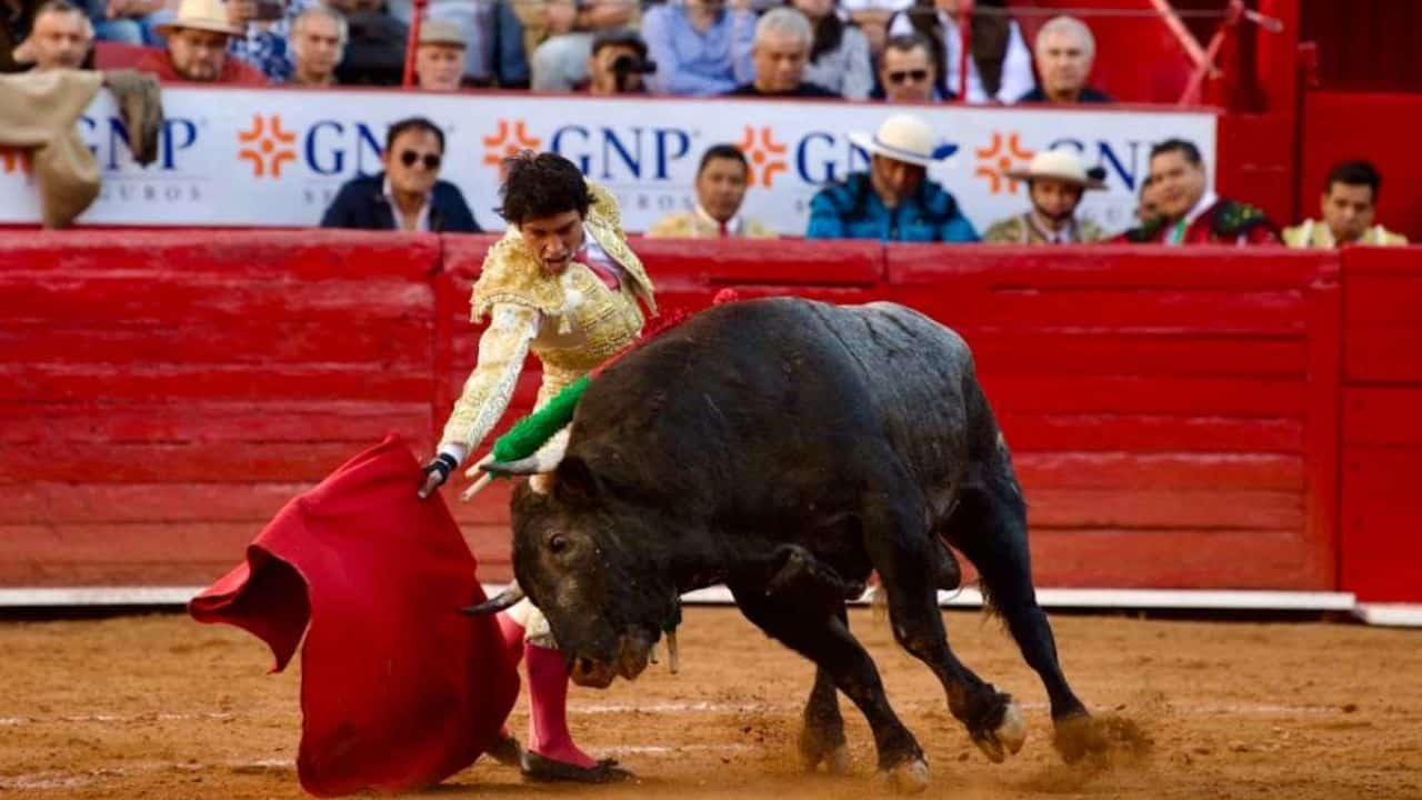 Sebastián Castella sale a hombres en la segunda corrida de toros en la Plaza México