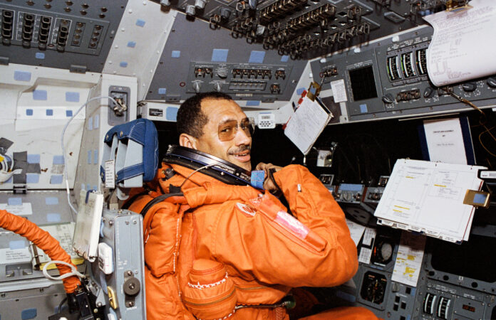 El astronauta Charles Bolden se prepara para la salida de órbita