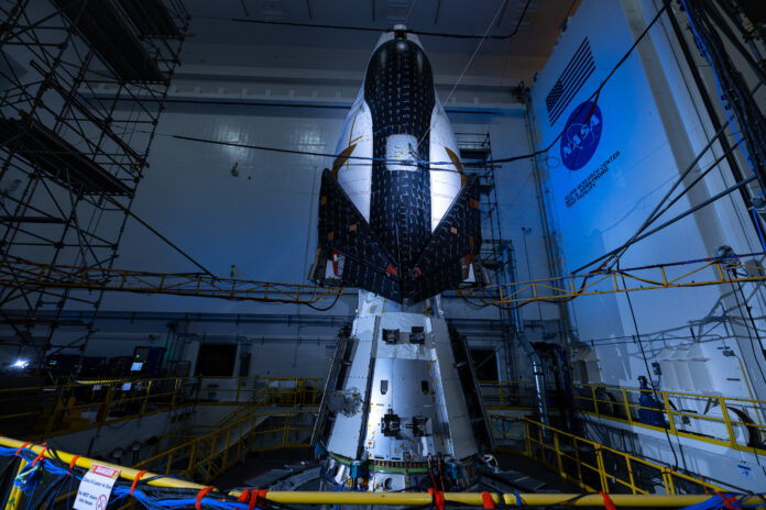 Primer vistazo: avión espacial apilado y sacudido en las instalaciones de pruebas de la NASA