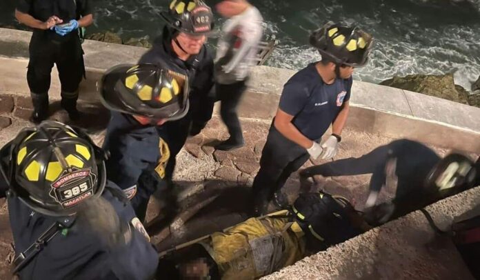 Turista del Estado de México cae a zona de rocas durante el Carnaval de Mazatlán