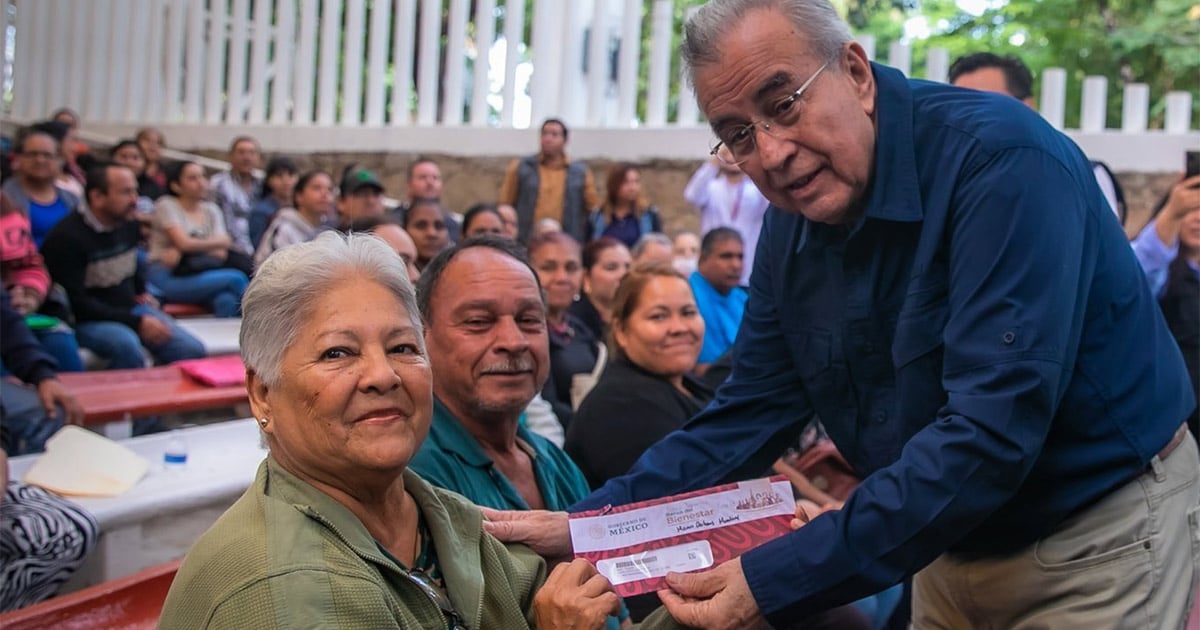 Rubén Rocha Moya entrega primeras tarjetas del programa Por una Mejor Vivienda