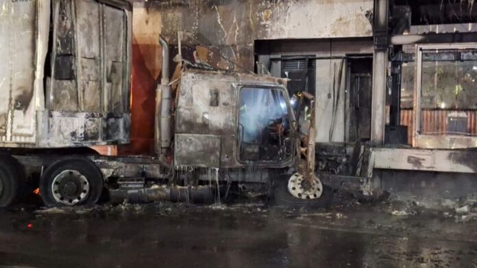 IMÁGENES FUERTES: Se incendia tráiler luego de chocar contra estación San Lázaro del Metrobús