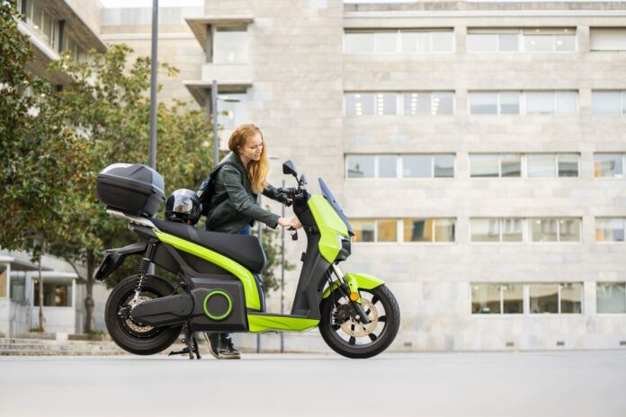 Este es el prototipo de la moto eléctrica que, por fin, se podrá cargar en una estación de carga rápida de coches