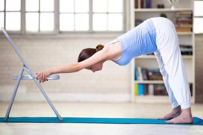 Posturas de yoga en silla: cómo empezar