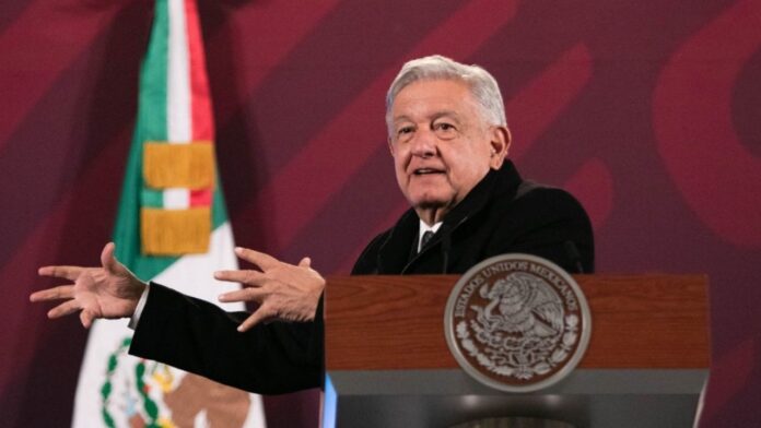 AMLO llama al INE a investigar "campaña sucia"; garantiza protección a candidatos hasta de los bots