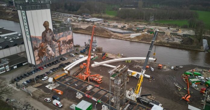 Derrumbe de un puente en construcción deja dos muertos en Países Bajos