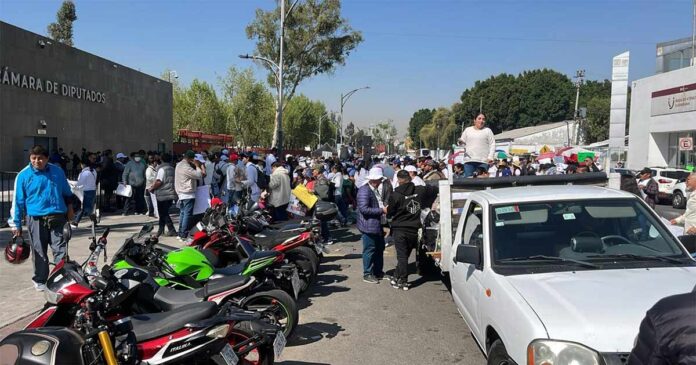 Manifestantes van del Zócalo CDMX a la Cámara de Diputados; hay caos vial