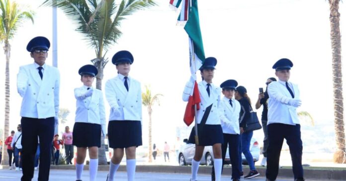 Celebran Día de la Bandera con desfile sobre el malecón de Mazatlán