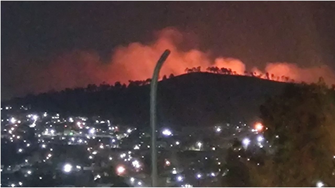 Fuerte incendio consume el cerro "El Pino", en los límites de Ixtapaluca y Chicoloapan