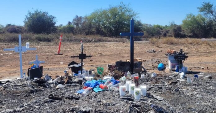 Familiares llegan al punto de la autopista Mazatlán-Culiacán donde ocurrió el accidente de autobús 502