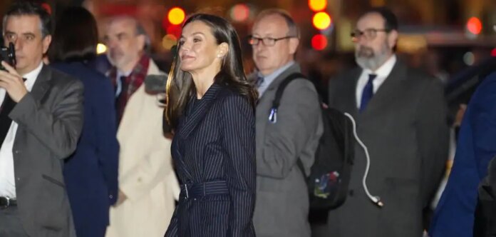La reina Letizia, sobria y elegante con un traje de raya diplomática, apoya a las víctimas del incendio de Valencia