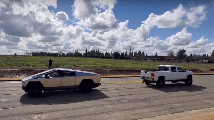 El Tesla Cybertruck es golpeado y mandado a la lona en una prueba de fuerza contra el Chevrolet Silverado