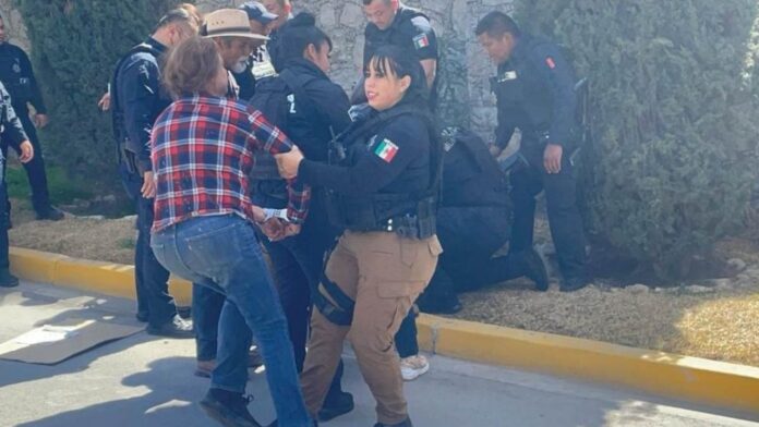 Policías de Ciudad Juárez reprimen con violencia una manifestación contra el presidente municipal