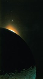 Imagen mejorada en color de la Luna iluminada por la Tierra, la corona solar y los planetas Saturno, Marte y Mercurio.