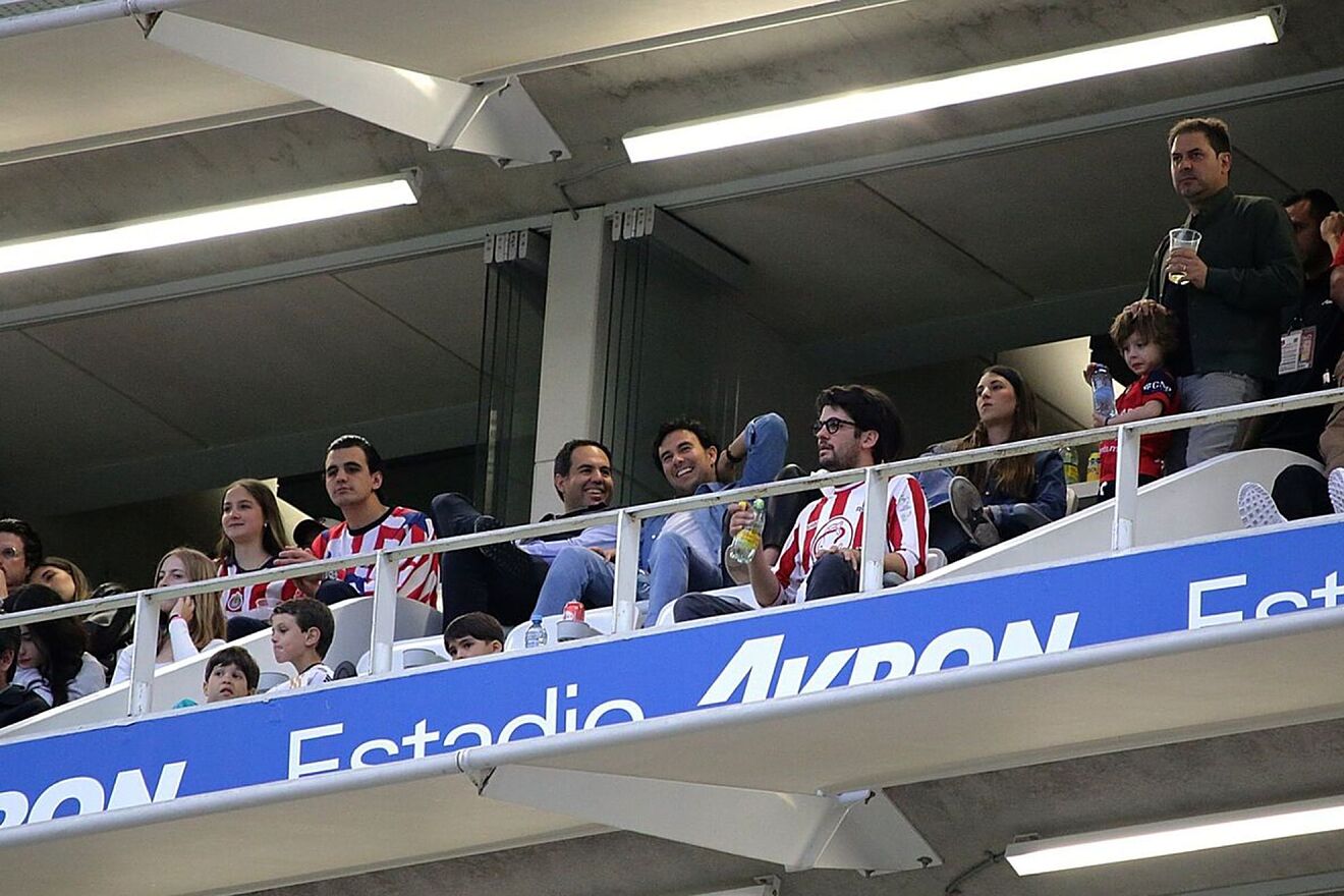 Checo Pérez 'traiciona' al Club América;  Se ve en el Estadio Akron apoyando a Chivas.