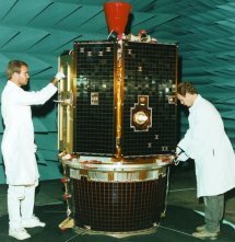 Los técnicos preparan a Clementine para una prueba en una cámara anecoica antes de enviarla al lugar de lanzamiento.