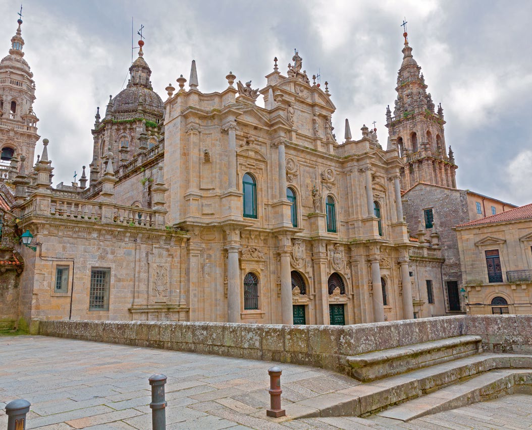 Descifrando el programa iconográfico de la portadas de la catedral románica de Santiago