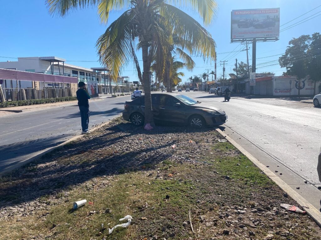 Vehículo encima del camellón