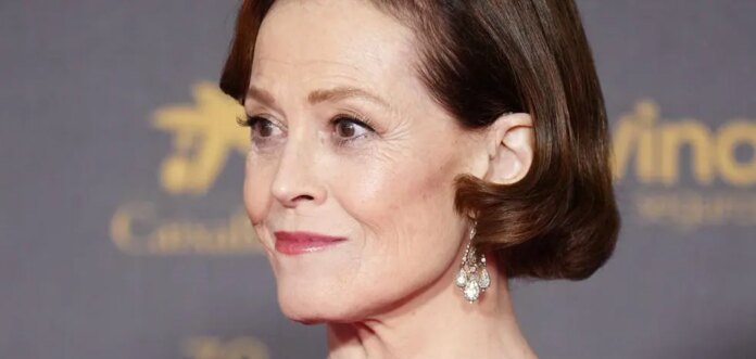 El original look de Sigourney Weaver en los Premios Goya 2024 con guiño a España incluido