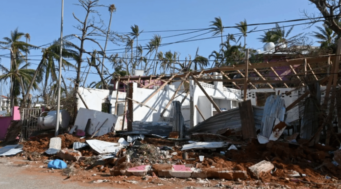 Continua búsqueda de desaparecidos en Acapulco por paso de Otis