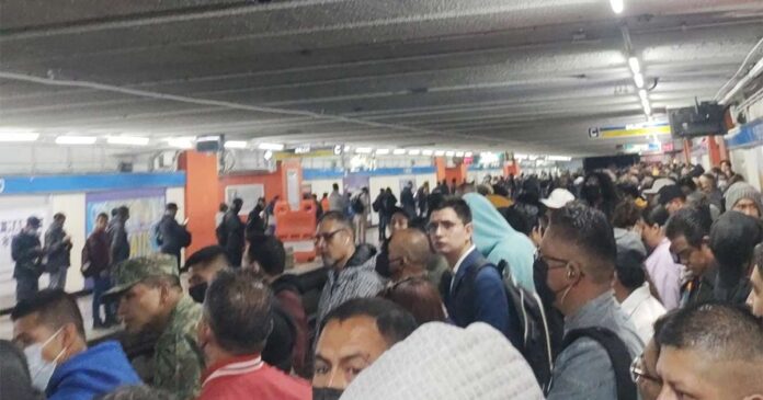 Metro CDMX hoy: ‘¿Pasa algo en la Línea 2? no pasa el tren y está llenísima’