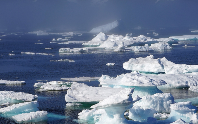 Denuncian que bares de lujo de Dubái ofrecen hielo de icebergs de Groenlandia en sus bebidas