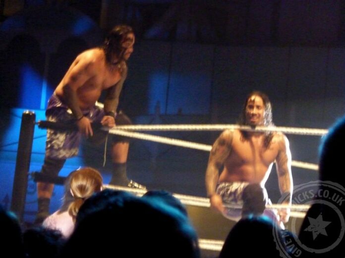 Jey Uso vs. Drew McIntyre se vuelve caos, Rhodes y Rollins persiguen a Bloodline fuera del ring