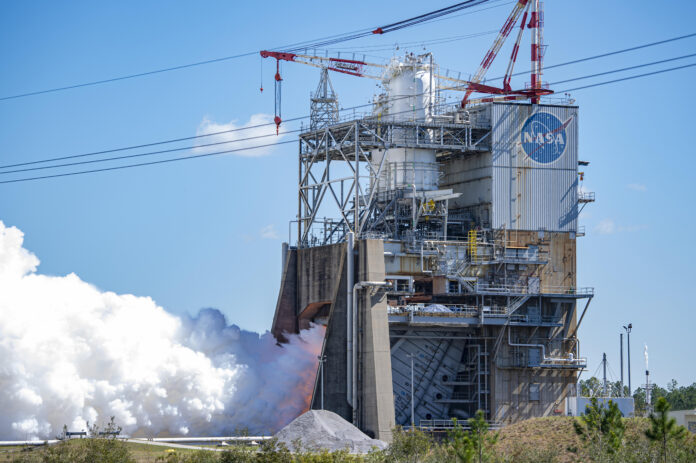 La NASA continúa la serie de pruebas del motor del cohete Artemis Moon