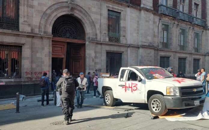 Galería | Así luce Palacio Nacional tras protesta por caso Ayotzinapa