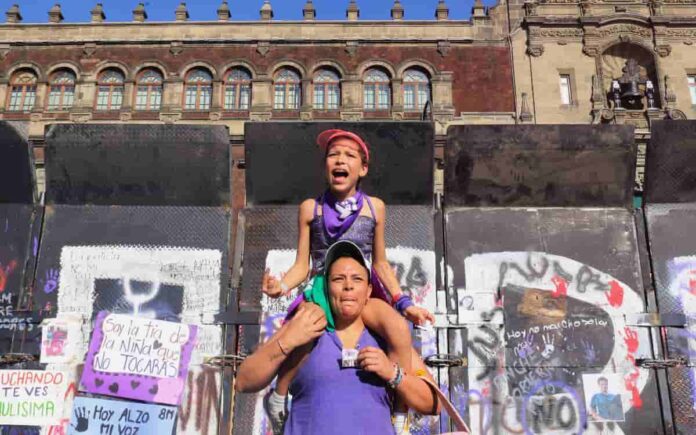 8M | ‘Señoras candidatas: todos los días nos matan’, denuncian mujeres en marcha de CDMX