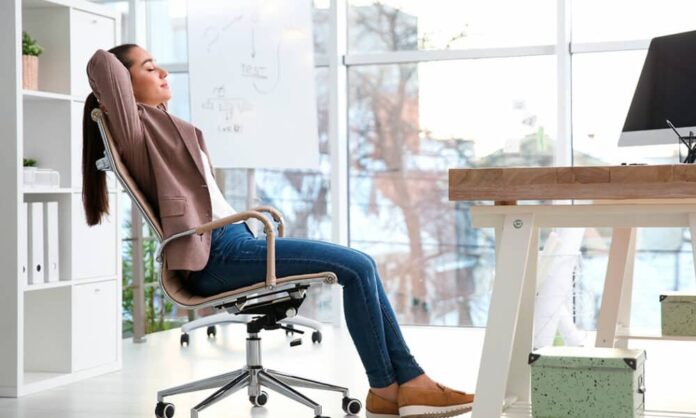 Cuida tu salud cervical: Pautas para un espacio de trabajo ergonómico