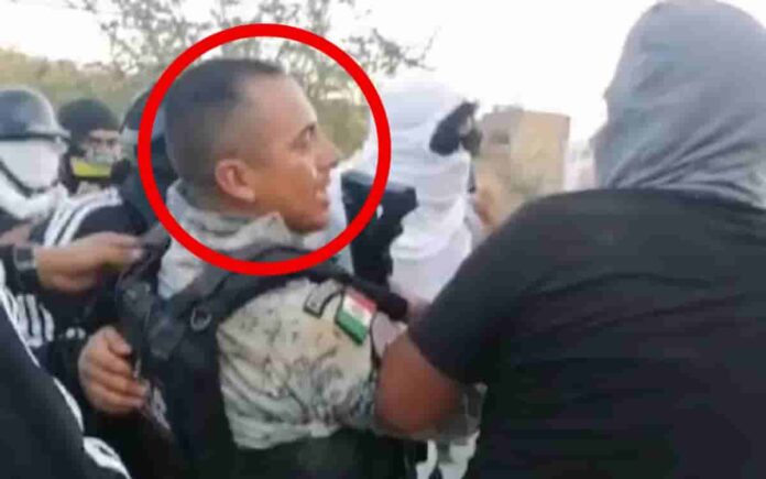 Videos | Normalistas retienen a elementos y queman patrullas de la Guardia Nacional