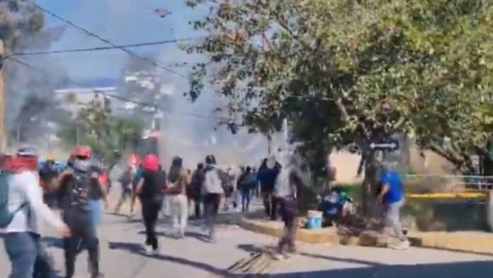 Normalistas de Ayotzinapa vandalizan fiscalía de Guerrero tras fuga de policía ligado a asesinato de estudiante