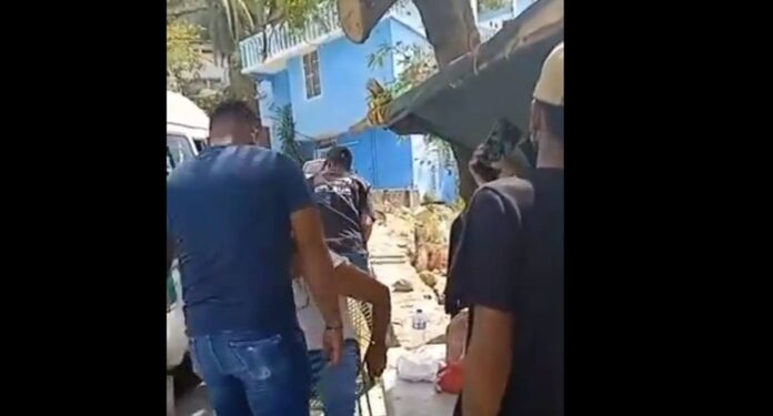 VIDEO: “¡Aquí nos reportas cuando sales y cuando regresas!”, criminales golpean a transportistas en Acapulco | El Universal