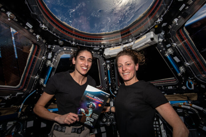 Las astronautas de la NASA Jasmin Moghbeli y Loral O’Hara leen “Primera mujer”