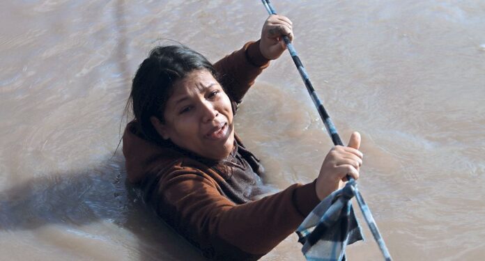 “Nos llegaba el agua hasta el cuello”, migrantes intentan cruzar el Río Bravo