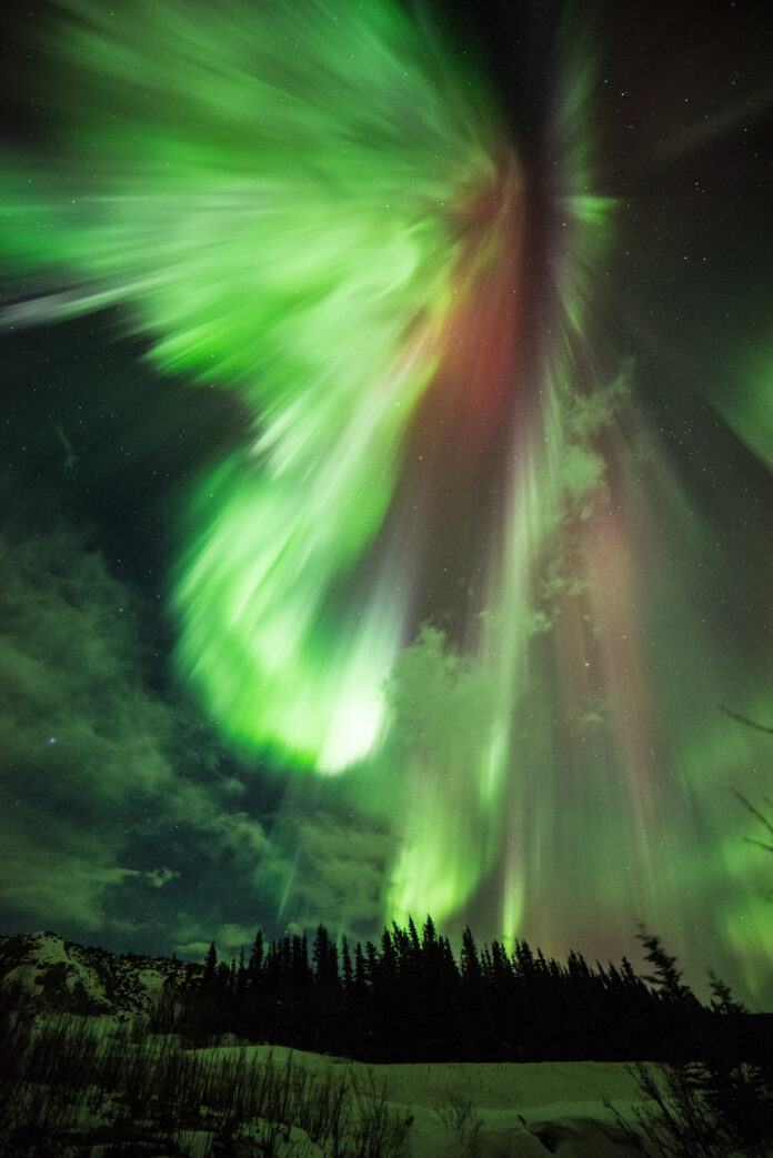 La aurora de San Patricio ilumina el cielo nocturno