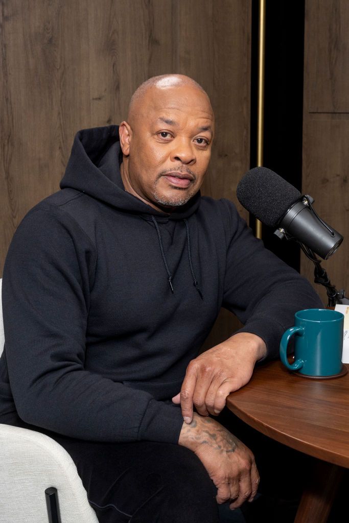 Dr. Dre dice que sufrió 3 accidentes cerebrovasculares después de su aneurisma cerebral en 2021