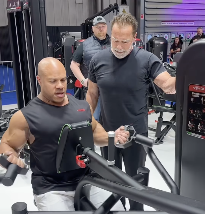 Mira a Arnold Schwarzenegger entrenar con la leyenda del culturismo Phil Heath