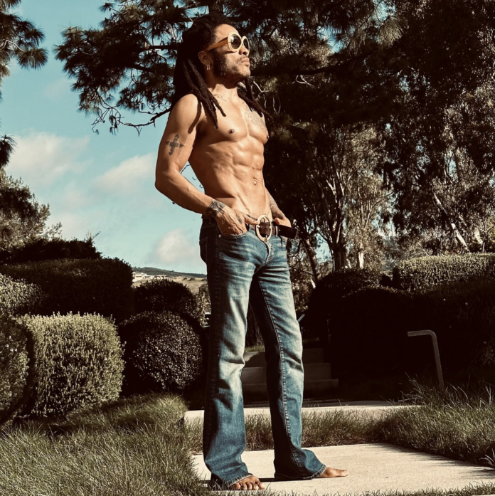 Lenny Kravitz muestra su pecho y abdominales esculpidos en una foto sin camisa