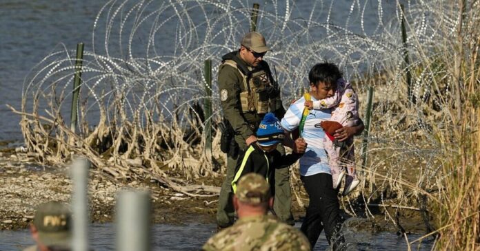 Bloquean Ley SB4; Texas no podrá detener ni deportar migrantes