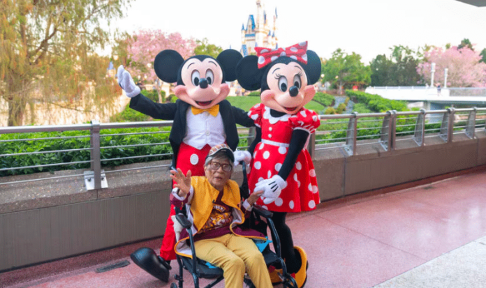 VIDEO: Mujer cumple su sueño y celebra su cumpleaños número 106 en Disney World