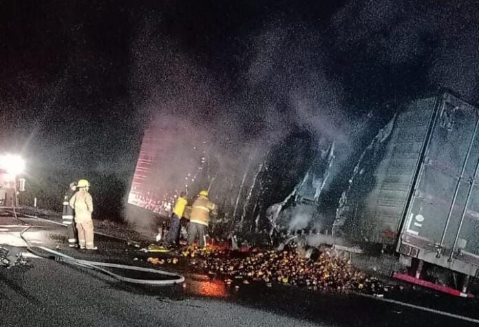 Caja de tráiler se incendia por una falla mecánica en la maxipista Culiacán-Mazatlán