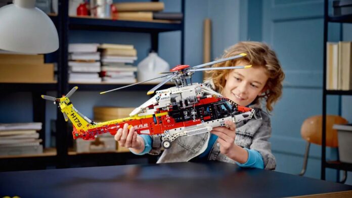 Este helicóptero Airbus de LEGO se mueve de verdad y Amazon lo ha rebajado de forma temporal