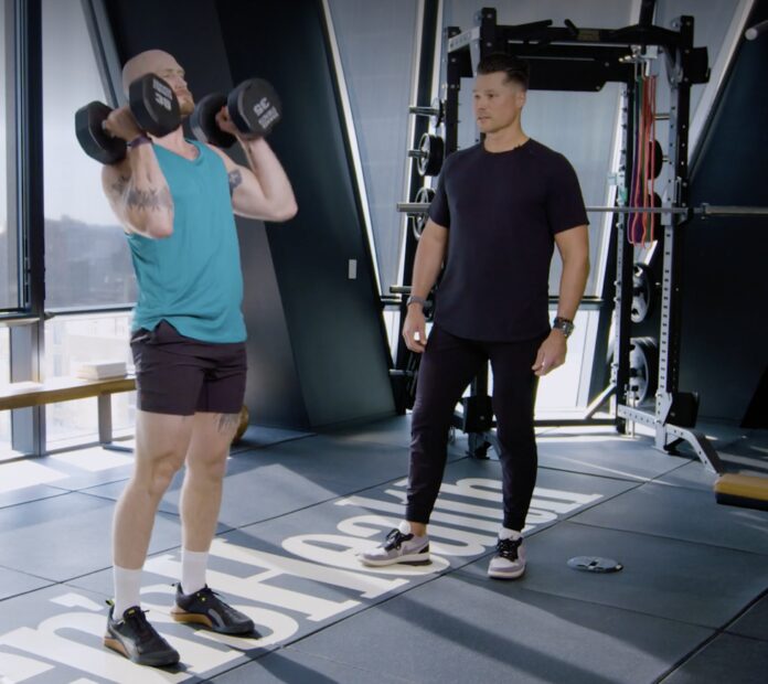 Este brutal entrenamiento con escalera y mancuernas de 5 minutos se vuelve más difícil a medida que avanzas