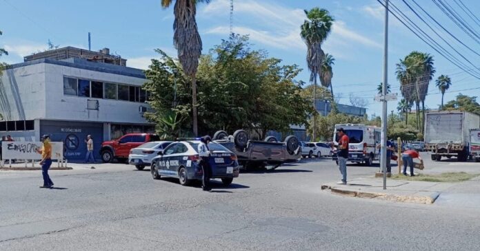 Al parecer no hizo alto: Camioneta choca con auto y vuelca en el sector Bienestar de Los Mochis