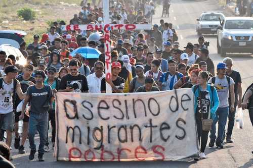 Parten de Tapachula 2 mil personas en caravana Viacrucis Migrante