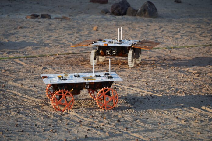 Prueba de manejo de CADRE Rovers en Mars Yard